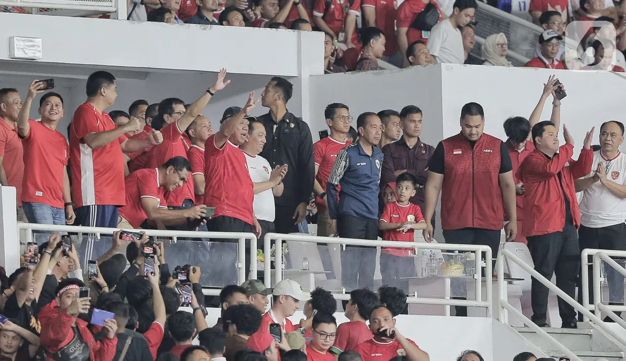 Presiden Jokowi (tengah) bersama sejumlah menteri dan Ketua Umum PSSI, Erick Thohir menyaksikan langsung laga timnas Indonesia melawan Australia di Stadion Utama Gelora Bung Karno (SUGBK), Jakarta, Selasa (10/9/2024). (Liputan6.com/Angga Yuniar)