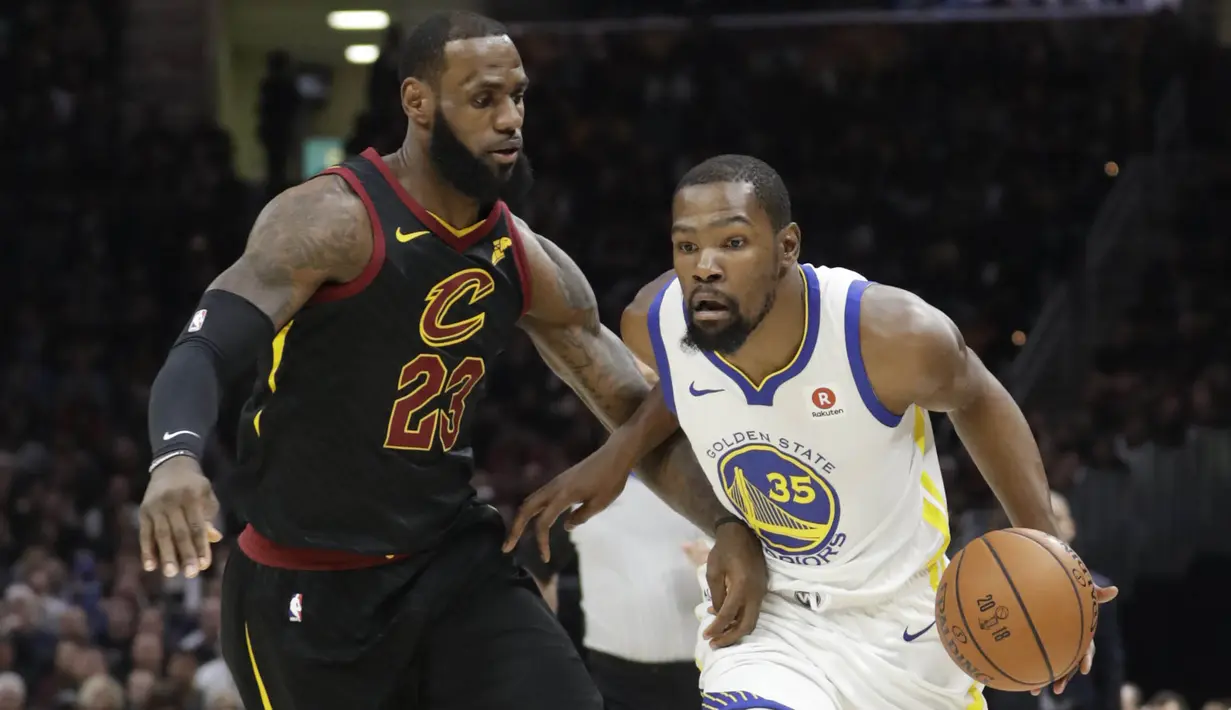 Pebasket Golden State Warriors, Kevin Durant, berusaha melewati pebasket Cleveland Cavaliers, LeBron James pada Gim 4 Final NBA di Quicken Loans Arena, Jumat (8/6/2018). Kevin Durant terpilih sebagai pemain terbaik Final NBA 2018. (AP/Tony Dejak)