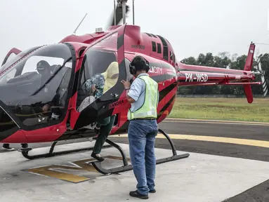 Pemudik turun dari Helikopter jenis Bell 505 di Bandara khusus Wiladatika, Cibubur, Jakarta, Senin (3/6). Untuk musim mudik tahun 2019 ini Heli City melayani 30 penerbangan mudik ke berbagai daerah di Jawa Barat dengan tarif sekali terbang Rp16 juta hingga Rp18 juta. (Liputan6.com/Faizal Fanani)