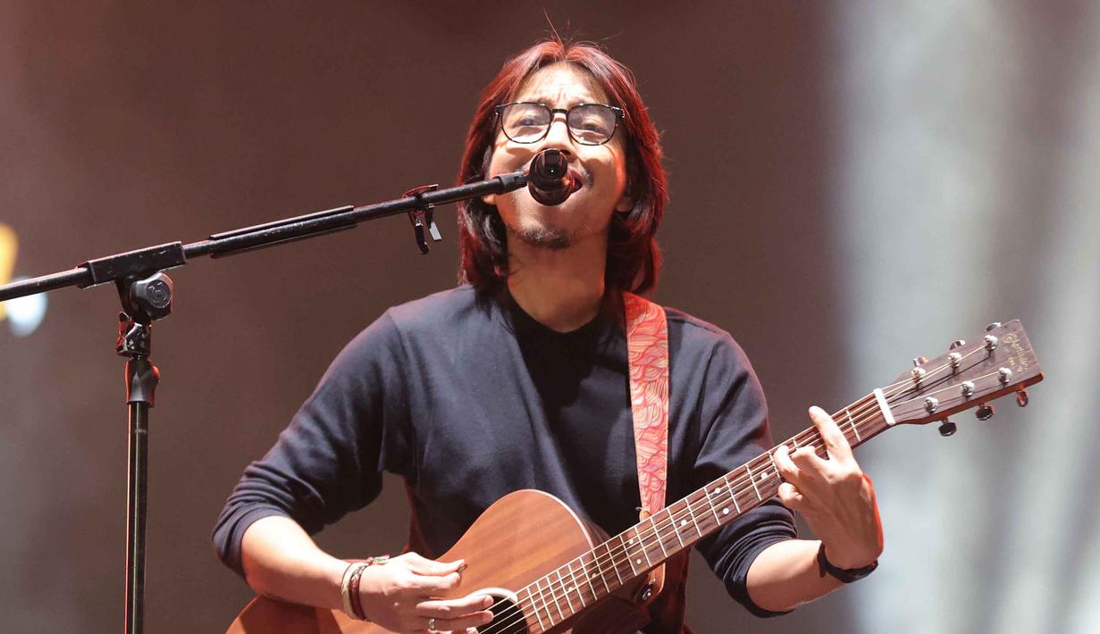 Kehadirannya disambut riuh oleh para penggemar yang sudah memadati area Stadion Madya, Kompleks Gelora Bung Karno, Senayan, Jakarta sejak sore hari untuk menantikan penampilannya. Tampak dalam foto, penyanyi sekaligus penulis asal Bandung, Fiersa Besari saat tampil pada hari pertama gelaran KapanLagi Buka Bareng (KLBB) Festival 2026 di Stadion Madya, Kompleks Gelora Bung Karno, Senayan, Jakarta, Sabtu 28 Februari 2026. (Dok/Kapanlagi Youniverse)