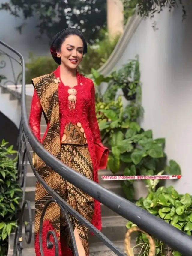 Krisdayanti tampil dengan kebaya merah (Instgram/krisdayantilemos)