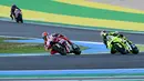 Ini menjadi kemenangan kemenangan pertama Marc Marquez musim ini. Tampak dalam foto, pembalap Ducati Lenovo Team asal Spanyol, Marc Marquez (tengah) beradu kecepatan dengan Fabio Di Giannantonio (Pertamina Enduro VR46 Racing Team) saat Sprint Race MotoGP Brasil 2026 di Autodromo Internacional Ayrton Senna, Goiania, Sabtu 21 Maret 2026 waktu setempat atau Minggu (22/3/2026) dini hari WIB. (EVARISTO SA/AFP)