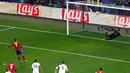 Antoine Griezmann gagal melakukan tendangan pinalti saat Final Liga Champions 2015/2016 di Stadion San Siro, Milan, Minggu (29/5). Atletico Madrid kandas di babak adu penalti dengan skor 5-3. (Reuters/ Tony Gentile)