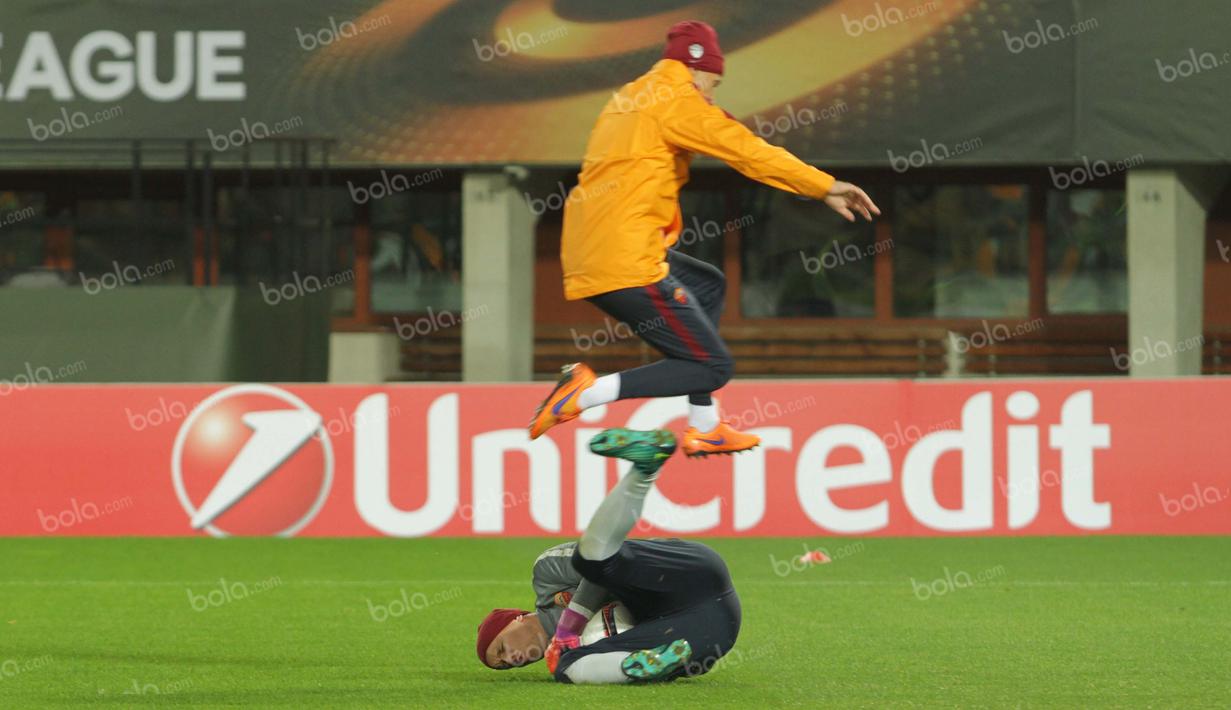 Kiper AS Roma, Wojciech Szczesny (bawah) besar kemungkinan akan menjadi andalan di bawah mistar gawang pada laga melawan FK Austria. (Bola.com/Reza Khomaini)