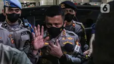Kadiv Propam Polri nonaktif Irjen Ferdy Sambo menghadiri pemeriksaan Bareskrim Polri atas laporan dari keluarga Brigadir J. Ferdy Sambo di Gedung Bareskrim Mabes Polri, Jakarta, Kamis (4/8/2022). Ferdy Sambo didampingi oleh sejumlah anggota Divisi Propam.  (Liputan6.com/Faizal Fanani)