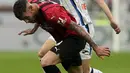 Pemain Atalanta Teun Koopmeiners (kanan) berebut bola dengan pemain AC Milan Theo Hernandez pada pertandingan sepak bola Serie A di Stadion San Siro, Milan, Italia, 15 Mei 2022. AC Milan menang 2-0. (AP Photo/Antonio Calani)