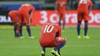 Gelandang Cile, Jorge Valdivia, tampak kecewa usai gagal lolos ke Piala Dunia 2018 setelah dikalahkan Brasil pada laga kualifikasi di Stadion Allianz Parque, Sao Paulo, Selasa (10/10/2017). Brasil menang 3-0 atas Cile. (AP/Nelson Antoine)