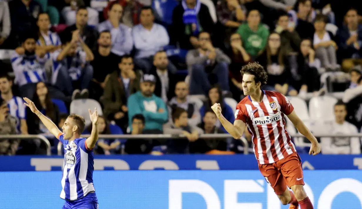 Pemain Atletico Madrid Tiago Cardoso (kanan) merayakan gol saat melawan Deportivo Coruna pada lanjutan La Liga Spanyol di Stadion Riazor, Sabtu (30/10/2015) dini hari. Atletico bermain imbang 1-1. (REUTERS/Miguel Vidal)
