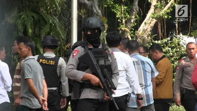 Tim Jihandak dan sejumlah personel Polrestro Jakarta Timur mendatangi gereja Santa Anna Duren Sawit Jakarta Timur. Kedatangan mereka terkait teror bom yang ditemima pihak gereja