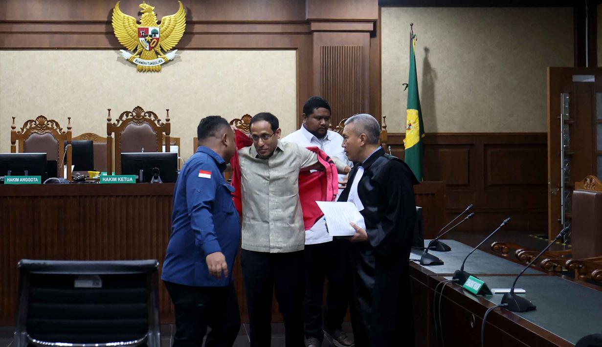 Dalam persidangan tersebut, JPU juga meminta hakim untuk menolak eksepsi Nadiem Makarim. Tampak dalam foto, mantan Menteri Pendidikan, Kebudayaan, Riset, dan Teknologi (Mendikbudristek), Nadiem Anwar Makarim (tengah) usai mengikuti sidang lanjutan terkait kasus dugaan korupsi pengadaan laptop berbasis Chromebook di Pengadilan Tindak Pidana Korupsi (Tipikor) Jakarta, Kamis (8/1/2026). (Kapanlagi.com/Budy Santoso)
