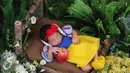 Akifa Dhinara Parasady, anak dari Nindy Ayunda didandani menjadi Putri Salju menjalani sesi photoshoot baby di rumah kediamannya di Pondok Pinang, Jakarta, Kamis (20/10). (Liputan6.com/Herman Zakharia) 