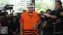 Kakak kandung Saipul Jamil, Samsul Hidayatullah saat di tanya awak media sebelum masuk kedalam gedung KPK, Jakarta, Jumat (15/7). Samsul diperiksa sebagai tersangka terkait kasus dugaan suap panitera PN Jakarta Utara. (Liputan6.com/Helmi Afandi)