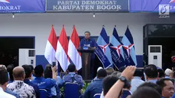 Ketua Umum Partai Demokrat, Susilo Bambang Yudhoyono saat menyampaikan pidato politik tahun 2018 di Cibinong, Kab Bogor, Jumat (5/1). Dalam pidatonya, SBY menyampaikan lima hal terkait Pilkada 2018. (Liputan6.com/Helmi Fithriansyah)