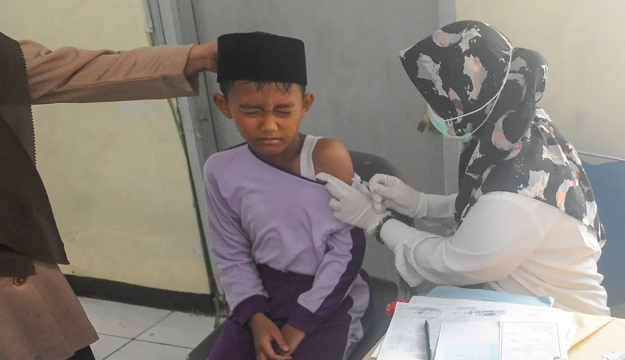 Bulan Imunisasi Anak Sekolah (BIAS) bertujuan memperpanjang antibodi atau kekebalan, terutama terhadap penyakit difteri, tetanus, campak, dan rubella. (merdeka.com/Arie Basuki)