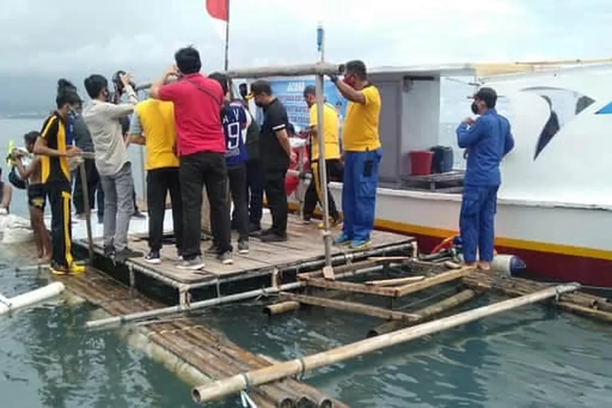 Panen ikan di pesisir Pantai Kelurahan Sindulang Satu, Lingkungan III, Kecamatan Tuminting, Manado, Sabtu (25/7/2020).