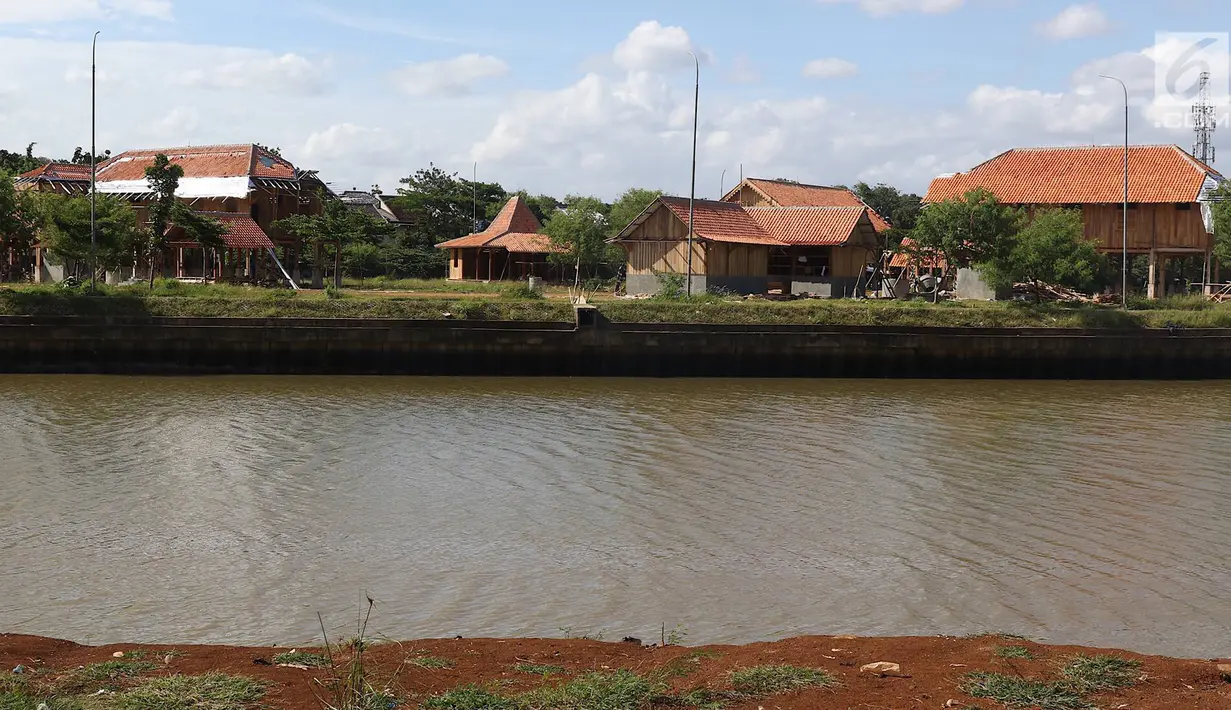 Pemandangan proyek pembangunan Perkampungan Budaya Betawi di tengah Setu Babakan, Jakarta, Kamis (3/1). Lokasi tersebut nantinya akan menjadi kawasan percontohan wisata halal. (Liputan6.com/Immanuel Antonius)