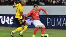 Aksi bintang timnas Swiss, Xherdan Shaqiri saat melawan tim tamu Belgia pada laga Nations League yang berlangsung di stadion Swissporarena, Senin (19/11). Timnas Swiss menang 5-2. (AFP/Fabrice Coffrini)