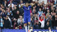 Ekspresi kekecewaan Cesc Fabregas usai Chelsea dikalahkan West Ham United (24/10/2015). (Reuters/Eddie Keogh)