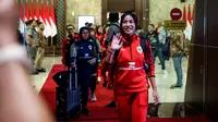 Pemain Timnas Indonesia, Safira Ika Putri menyapa awak media saat kedatangan mereka setelah menjuarai Piala AFF Wanita 2024 di Gedung VVIP Terminal 3 Bandara Soekarno Hatta, Tangerang, Jumat (06/12/2024). (Bola.com/Bagaskara Lazuardi)