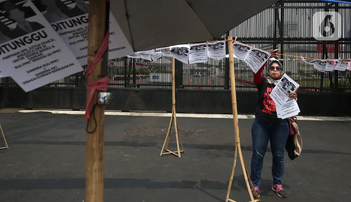 "Ini bagian dari rangkaian aksi mogok makan dan puasa untuk mendesak agar RUU PPRT segera dibahas dan disahkan mengingat sudah 19 tahun RUU PPRT ini di DPR," kata Lita di depan Gedung DPR. (Liputan6.com/Johan Tallo)