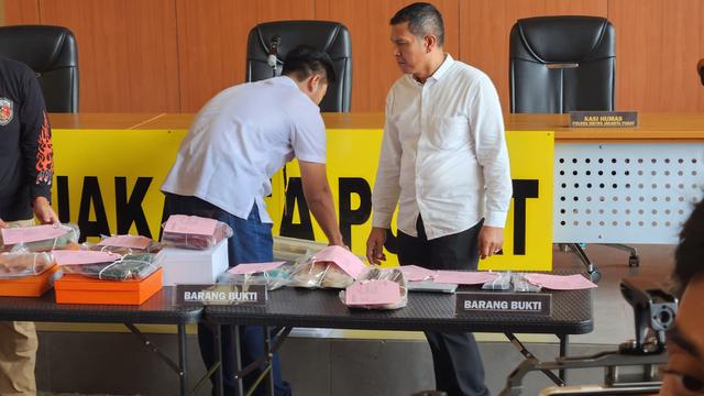 Barang Bukti Kasus Penipuan Tiket Konser Coldplay di Jakarta dengan Tersangka Ghisca Debora Aritonang