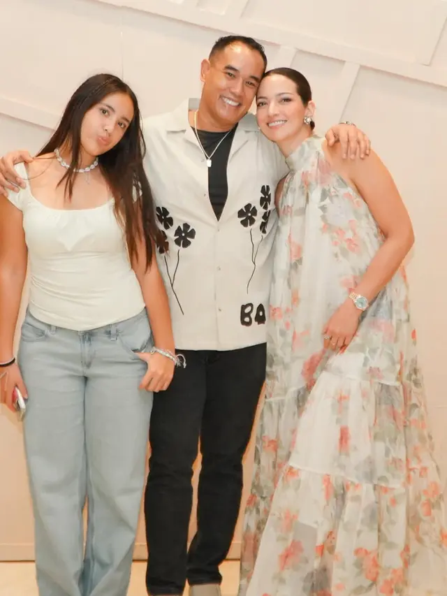 Perhiasaan Nia Ramadhani saat Berikan Kejutan Ulang Tahun Suaminya ke-47. [@ramadhaniabakrie]