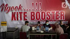 Pedagang menjalani vaksinasi booster COVID-19 di Pasar Tanah Abang Blok A, Jakarta, Senin (4/4/2022). Vaksinasi yang diselenggarakan Polri ini diikuti warga sekitar dan pedagang Pasar Tanah Abang yang berencana mudik Lebaran. (Liputan6.com/Faizal Fanani)