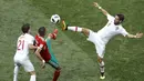 Gelandang Portugal, Joao Moutinho, berebut bola dengan gelandang Maroko, Hakim Ziyach, pada laga grup B Piala Dunia di Stadion Luzhniki, Moskow, Kamis (20/6/2018). Portugal menang 1-0 atas Maroko. (AP/Victor Caivano)