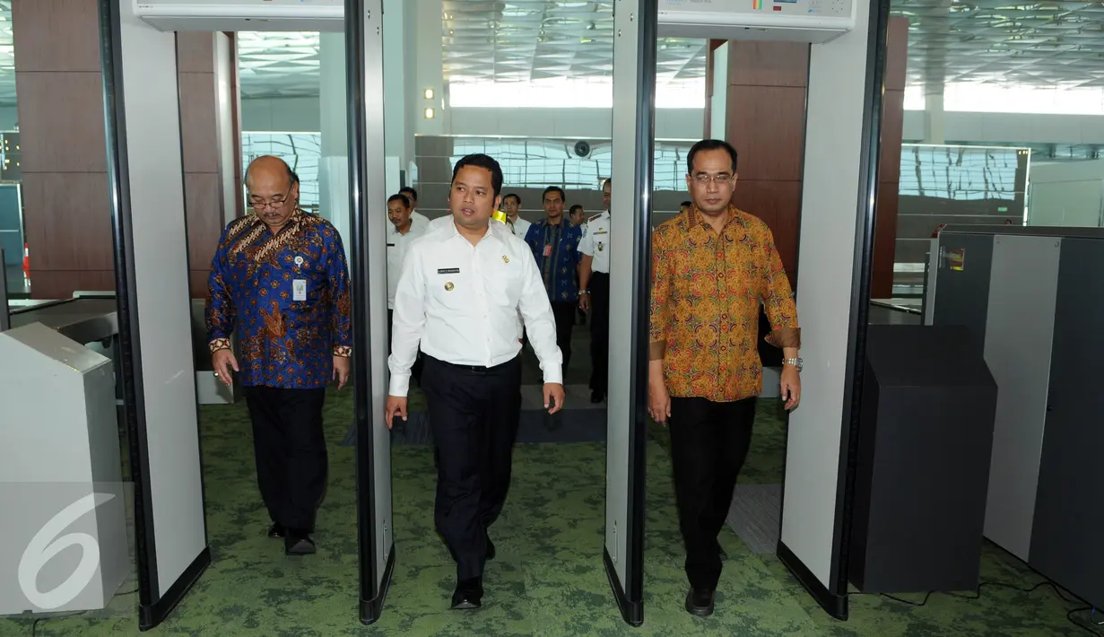 Presdir AP II, Budi Karya Sumadi bersama Walikota Tangerang Arief R Wismansyah (tengah) berjalan keluar usai penandatanganan nota kesepahaman mengenai suplai air bersih dan siap minum di Bandara Soekarno-Hatta, Rabu (13/7). (Liputan6.com/Helmi Affandi)