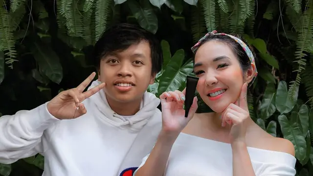 6 Editan Foto Pria Bareng Penyanyi Jebolan Indonesian Idol Ini Kocak