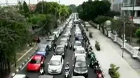 Tradisi ziarah diduga menjadi penyebab kemacetan Jakarta jelang Ramadan. Sementara itu, predator anak mengintai hingga ke daerah.