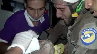 Selamatkan Bayi dari Reruntuhan, Relawan Suriah Banjir Air Mata