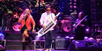 Konser 5upergroup diisi oleh grup papan atas Tanah Air. Lima grup musik sukses menghibur para penonton yang memadati arena konser di Jakarta Convention Center, Senayan, Selasa (21/11/2017) malam. (Adrian Putra/Bintang.com)