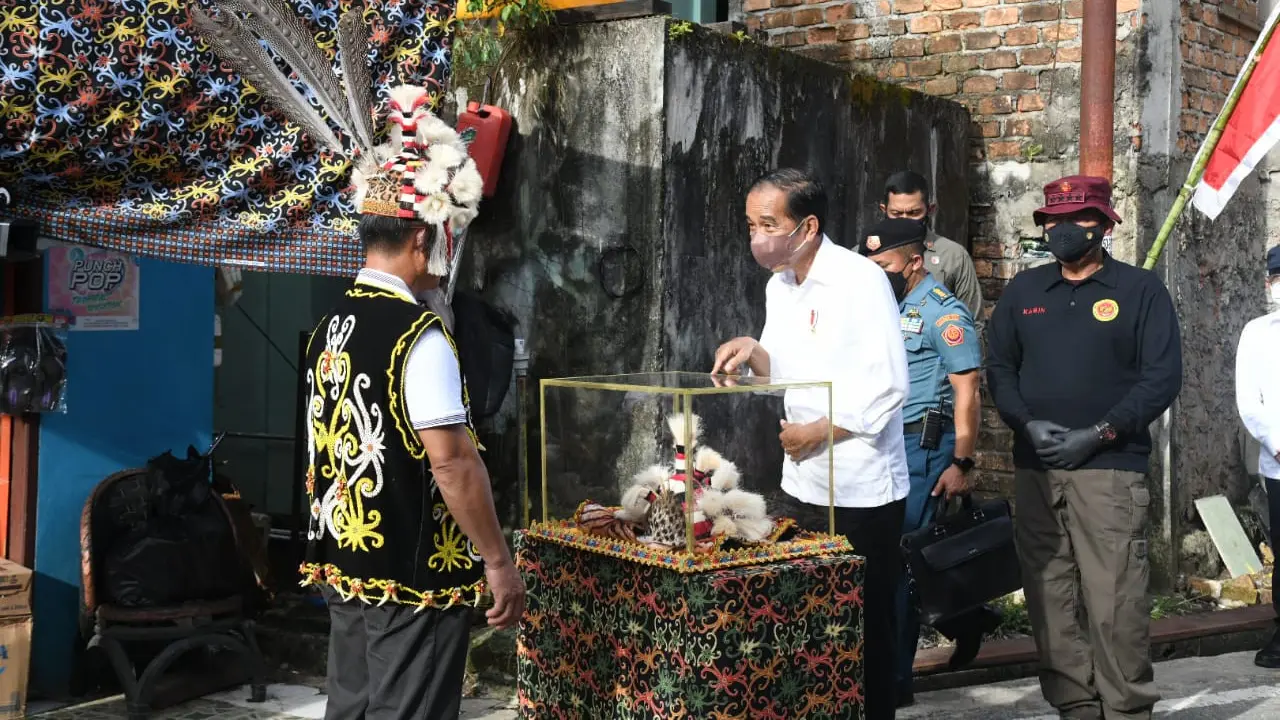 Presiden Jokowi menyambangi pelaksanaan vaksinasi dari pintu ke pintu atau door to door oleh Badan Intelijen Negara (BIN) di Kelurahan Karang Rejo, Kota Tarakan, Provinsi Kalimantan Utara.