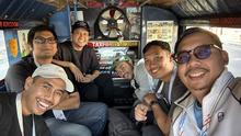Muhammad Adi Yaksa dan Bagaskara Lazuardi beserta sejumlah wartawan Indonesia peliput SEA Games 2025 menggunakan Rod Daeng sebagai alat transportasi umum menuju venue latihan Timnas Indonesia U-22. (Bola.com/Muhammad Adi Yaksa)
