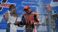 Marc Marquez merayakan kemenangan perdananya di MotoGP San Marino di Sirkuit Misano, Minggu (13/9/2015). (AFP Photo/Vincenzo Pinto)