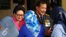 Kapolri Jenderal Badrodin Haiti bersama istri melakukan halal bihalal dengan staf dan anggota Polri di Mabes Polri, Jakarta, Rabu (22/7/2015). Turut hadir Kabareskrim Polri Komjen Pol. Budi Waseso dan petinggi Polri lainnya. (Liputan6.com/Yoppy Renato)