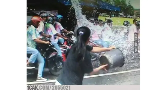 6 Kelakuan Emak Jahil Ini Bikin Geleng Kepala