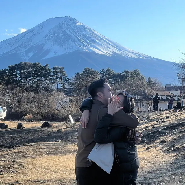 Momen romantis Nadhif Basalamah lamar kekasih di Jepang