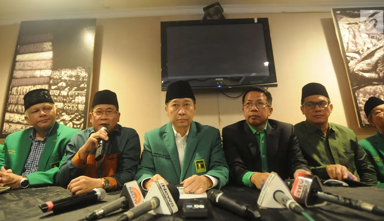 Wakil Ketua Umum PPP Muktamar Jakarta Humphrey Djemat bersama pengurus DPP PPP Muktamar saat konpers terkait pengunduran diri Ketua Umum Djan Faridz pada Rapat Pleno PPP Muktamar kemarin, Jakarta, Senin (30/7). (Merdeka.com/Arie Basuki)