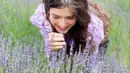 Baru-baru ini ia pun unggah momen liburan bersama keduanya anaknya saat liburan ke kebun lavender. Dalam momen liburan tersebut, Carissa Putri dan kedua anaknya pun kompak senada dengan warna bunga lavender yang ada di Australia. (Liputan6.com/IG/@carissa_puteri)