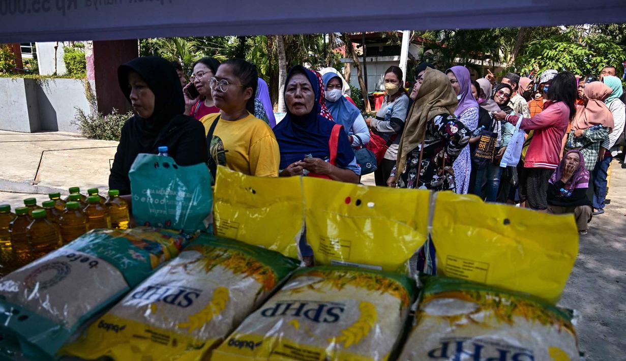 Pemerintah melalui Kementerian Pertanian (Kementan) bersama Perum Bulog menggelar Gerakan Pangan Murah (GPM) serentak di 828 titik se-Jawa Timur, Selasa (23/9/2025). (Juni KRISWANTO/AFP)