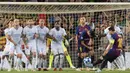 Gelandang Barcelona, Lionel Messi, melakukan tendangan bebas saat melawan PSV Eindhoven pada laga Liga Champions di Stadion Camp Nou, Barcelona, Selasa (18/9/2018). Barcelona menang 4-0 atas PSV. (AFP/Josep Lago)