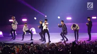 Boy band Korea Selatan, iKON tampil menghibur penonton pada upacara penutupan Asian Games 2018 di Stadion Gelora Bung Karno, Jakarta, Minggu (2/9). Mereka membawakan lagu Love Scenario dan Rhthym Ta. (Liputan6.com/Helmi Fithriansyah)