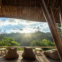 Sebuah resor dari Banyan Tree Escape menawarkan pengalaman liburan baru. Mengambil lokasi di tengah hutan, Banyan Tree Escape mendirikan Buahan sebagai resor tanpa dinding dan pintu.(Banyan Tree Escape)