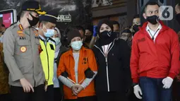 Maria Pauline Lumowa (berbaju tahanan) yang diekstradisi dari Serbia tiba di Bandara Soekarno-Hatta, Tangerang, Banten, Kamis (9/7/2020). Maria Pauline Lumowa merupakan pembobol kas BNI Cabang Kebayoran Baru senilai Rp 1,2 triliun pada Oktober 2002 - Juli 2003. (merdeka.com/Dwi Narwoko)