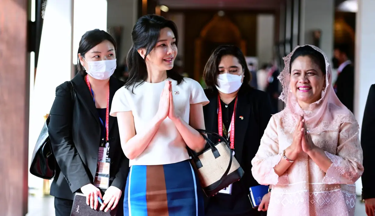 <p>Usai jamuan minum teh, Ibu Iriana terlihat mengantar Madam Kim ke hotel tempatnya bermalam. Momen keakraban mereka tak luput dari perhatian masyarakat. [Foto: Biro Pers Istana Negara] Penulis: Mufiidaanaiilaa Alifah S.</p>