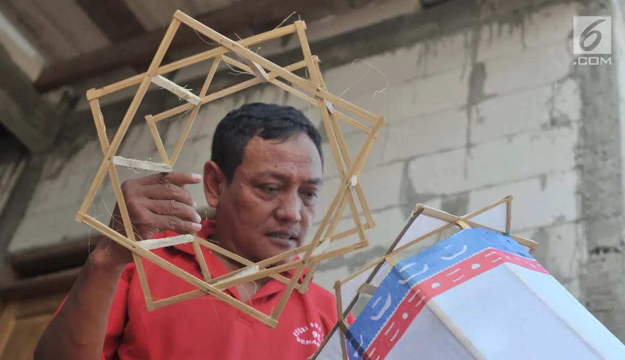 Warga menyelesaikan pembuatan lampion dari bambu atau biasa disebut 'teng-tengan'di Kampung Perbalan, Kelurahan Purwosari, Semarang, Minggu (12/5/2019). Selain sebagai penerangan, mainan khas Semarangan  ini juga bisa sebagai hiasan dan dijual dengan harga Rp 20 ribu per buah. (Liputan6.com/Gholib)