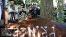 Syahrini menyaksikan proses pemotongan hewan kurbannya di kawasan Bogor, Jawa Barat, Senin (12/9). Syahrini berharap saat Idul Adha tahun depan bisa berkurban lebih dari 3 sapi. (Liputan6.com/Herman Zakharia)