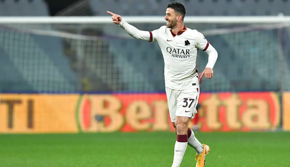 Pemain AS Roma, Leonardo Spinazzola, melakukan selebrasi usai mencetak gol ke gawang Fiorentina pada laga Liga Italia di Stadion Artemio Franchi, Rabu (3/3/2021). AS Roma menang dengan skor 2-1. (Jennifer Lorenzini/LaPresse via AP)